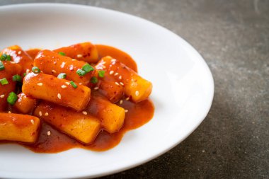 Baharatlı soslu Kore pirinç keki çubuğu (Tteokbokki) - Kore yemeği tarzı