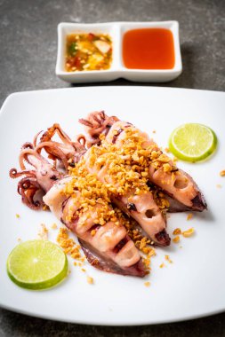 Sarımsaklı kızarmış kalamar - deniz ürünleri tarzı.