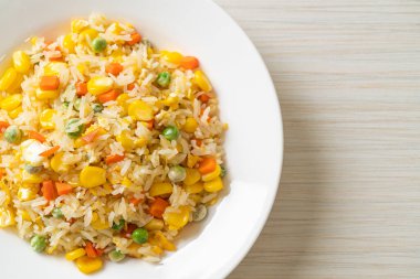 Karışık sebzeli ev yapımı pilav (havuç, yeşil bezelye, mısır) ve yumurta