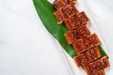 Dilimlenmiş yılan balığı ya da soslu ızgara unagi (Kabayaki) - Japon yemeği tarzı.