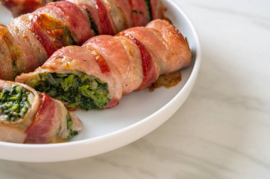 Fırında domuz pastırması, ıspanak ve peynir.