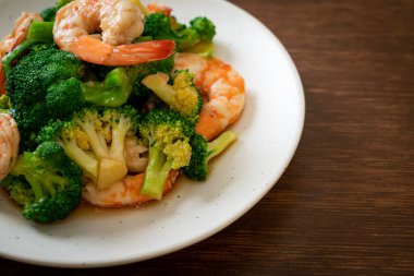 Karidesli kızarmış brokoli. Ev yapımı.