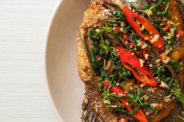 Fesleğen biber soslu kızarmış Tilapia Balığı. Ev yapımı yemek tarzı.