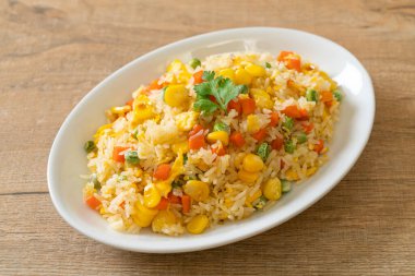 Karışık sebzeli ev yapımı pilav (havuç, yeşil bezelye, mısır) ve yumurta