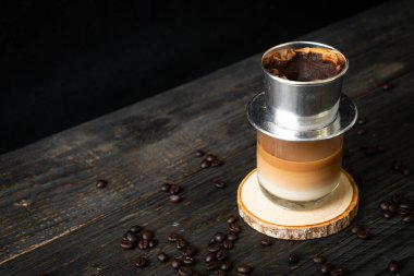 Vietnam tarzında damlayan sıcak sütlü kahve - Saigon veya Vietnam kahvesi