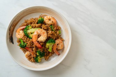 Brokoli ve karidesli kızarmış pirinç.