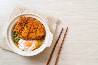 Japon usulü kızarmış domuz pirzolası (katsudon) soğan çorbası ve yumurta - Asya usulü