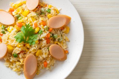 Sosisli pilav ve karışık sebze.