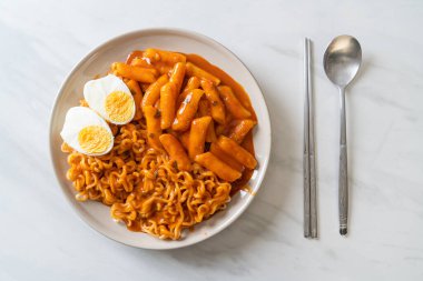 Baharatlı Kore soslu Ramen veya Kore hazır eriştesi ve Tteokbokki - Kore yemeği tarzı