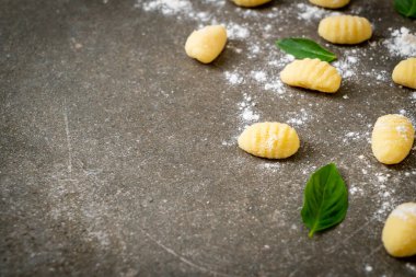 Geleneksel İtalyan gnocchi makarnası - İtalyan yemek tarzı.