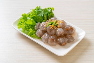 Şeffaf toplara Saku Sai Moo ya da buharda pişirilmiş Tapioca köfteleri deniyor.