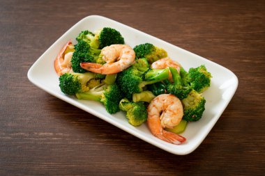 Karidesli kızarmış brokoli. Ev yapımı.