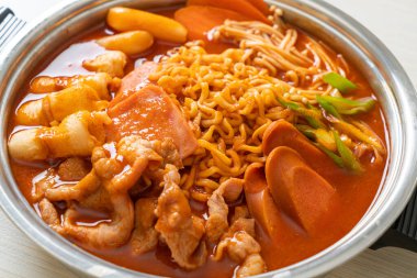 Budae Jjigae ya da Budaejjigae (ordu yahnisi ya da ordu üssü). Kimchi, konserve jambon, sosis, ramen eriştesi ve çok daha popüler Kore usulü sıcak yemek ile dolu.