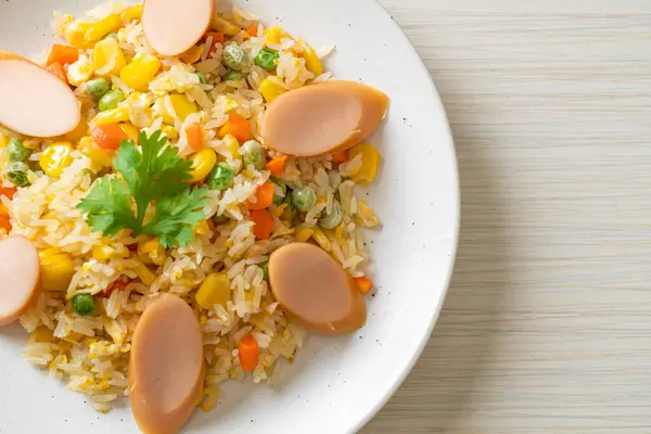 Sosisli pilav ve karışık sebze.