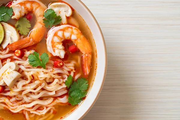 Karidesli baharatlı erişte çorbası (Tom Yum Kung) - Asya yemeği tarzı