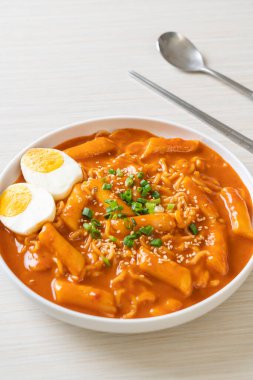 Kore hazır şehriyesi ve Kore baharatlı soslu Tteokbokki, Rabokki - Kore yemeği tarzı.