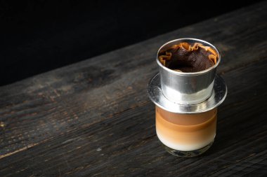 Vietnam tarzında damlayan sıcak sütlü kahve - Saigon veya Vietnam kahvesi