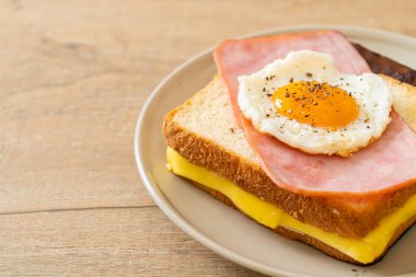 Ev yapımı kızarmış peynir üzerine jambon ve kahvaltıda domuz sosisli sahanda yumurta.
