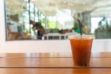 Kahve dükkanında buzlu americano kahvesi.