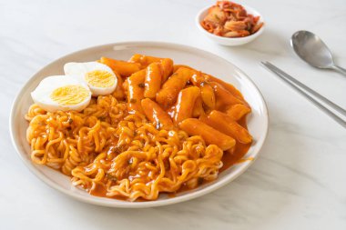 Baharatlı Kore soslu Ramen veya Kore hazır eriştesi ve Tteokbokki - Kore yemeği tarzı