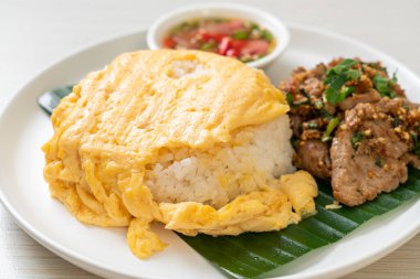 Kızarmış domuz eti ve baharatlı soslu yumurta, Asya usulü.