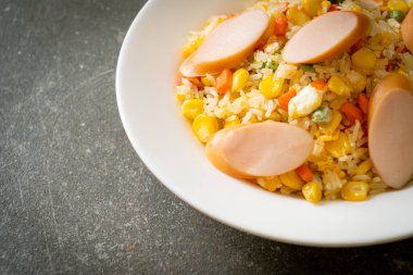 Sosisli pilav ve karışık sebze.