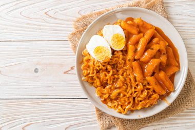 Baharatlı Kore soslu Ramen veya Kore hazır eriştesi ve Tteokbokki - Kore yemeği tarzı