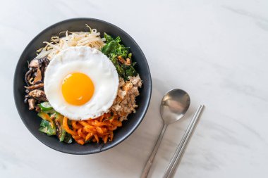 Bibimbap, Kore baharatlı salata pilav ve sahanda yumurta. Geleneksel Kore yemeği tarzı.