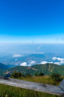 Tayland, Chiang Mai 'deki Kew Mae Pan Doğa Yolu' nda bulutlu ve mavi gökyüzü olan güzel bir dağ tabakası.
