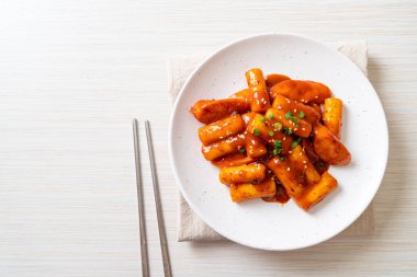 Baharatlı sosisli Kore pirinç keki çubuğu (Tteokbokki) - Kore yemeği tarzı