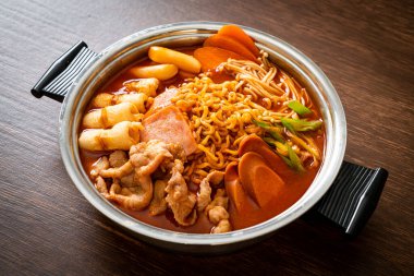Budae Jjigae ya da Budaejjigae (ordu yahnisi ya da ordu üssü). Kimchi, konserve jambon, sosis, ramen eriştesi ve çok daha popüler Kore usulü sıcak yemek ile dolu.