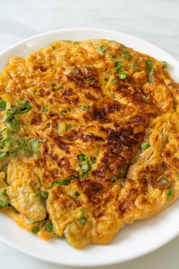 Uzun fasulyeli omlet ya da bezelye - ev yapımı yemek tarzı.