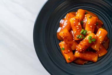 Baharatlı soslu Kore pirinç keki çubuğu (Tteokbokki) - Kore yemeği tarzı