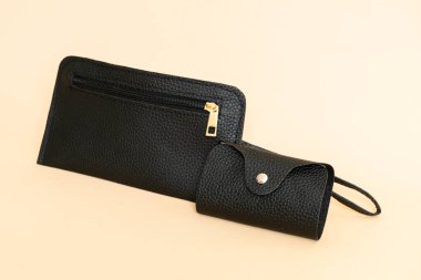 siyah deri el çantası ve siyah deri kart çantası.