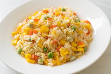 Karışık sebzeli ev yapımı pilav (havuç, yeşil bezelye, mısır) ve yumurta