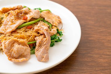 Kızarmış pirinç vermicelli ve domuz etli mimoza Asya usulü.