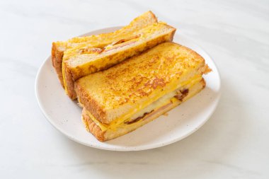 Ev yapımı Fransız tostu jambonlu, yumurtalı peynirli sandviç.