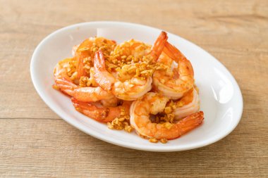 Kızarmış karides ya da beyaz tabakta sarımsaklı karides - deniz ürünleri tarzı.