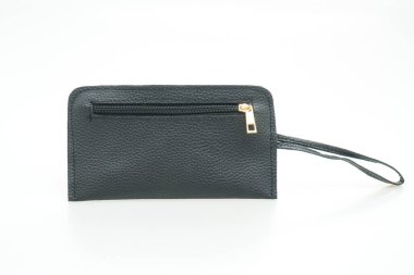 Beyaz arkaplanda siyah deri el çantası var.