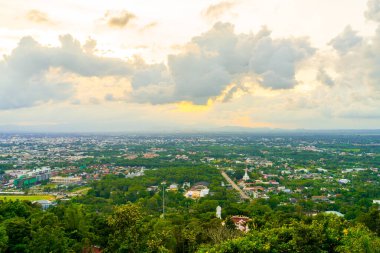 Tayland 'da Songkhla' da Alacakaranlık Gökyüzü ile birlikte Şapka Yai Şehri silueti