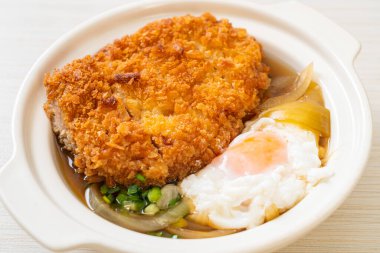 Japon usulü kızarmış domuz pirzolası (katsudon) soğan çorbası ve yumurta - Asya usulü