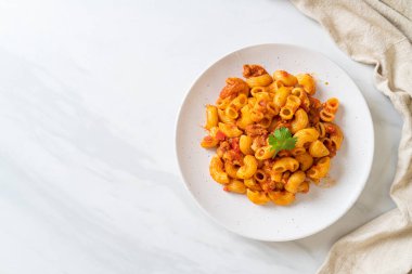 Domates soslu makarna ve kıymalı domuz eti, Amerikan usulü pirzola, Amerikan usulü gulaş.