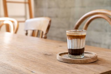 Kahve dükkanında duble kirli kahve fincanı (sütlü ve çikolatalı espresso)