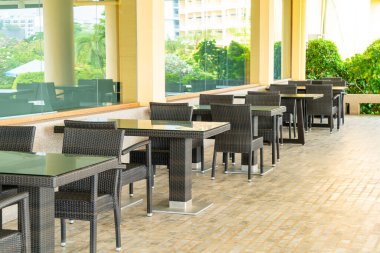 boş teras masası ve sandalye