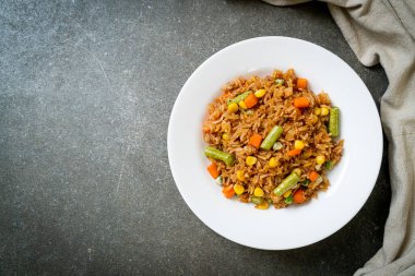 Yeşil bezelyeli kızarmış pirinç, havuç ve mısır - vejetaryen ve sağlıklı gıda tarzı