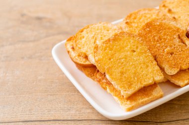 tereyağlı ve şekerli kızarmış ekmek.