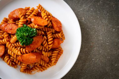 domates soslu ve sosisli spiral ya da spiralli makarna İtalyan yemek stili.