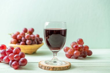 Ahşap zemin üzerinde taze üzüm suyu