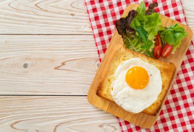 Peynirli ev yapımı ekmek ve kahvaltıda sebze salatasıyla birlikte kızarmış yumurta.