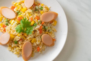 Sosisli pilav ve karışık sebze.